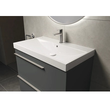 Badkamerkast met wastafel en kraan in de badkamer