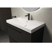 Wastafel met onderkast, kraan en handdoekhouder in de badkamer