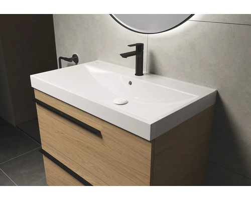 Wastafelonderkast met wastafel en kraan in de badkamer.