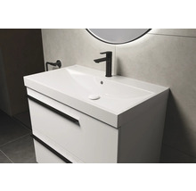 Wastafel met onderkast en kraan in de badkamer.