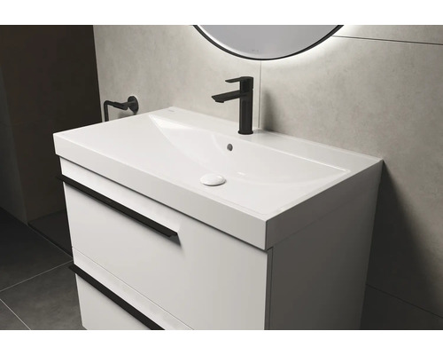 Wastafel met onderkast en kraan in de badkamer.