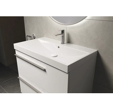 Wastafelonderkast met wastafel en kraan in de badkamer