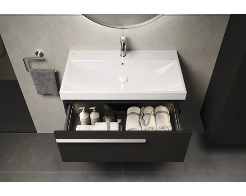 Wastafel met open lade en badkamerbenodigdheden