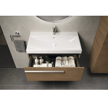 Badkamer met wastafel, open onderkast en handdoeken