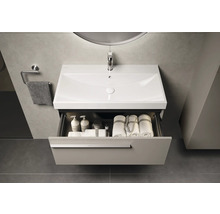 Badkamerwastafel met lade, handdoeken en cosmetica