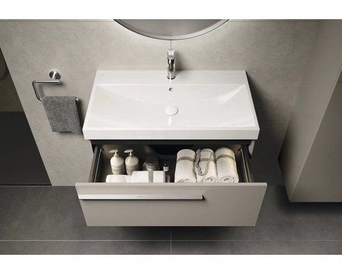 Badkamerwastafel met lade, handdoeken en cosmetica