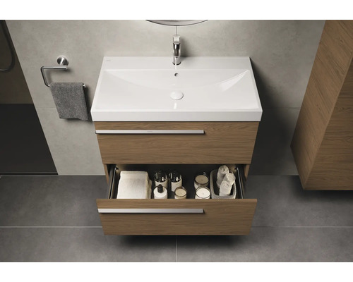 Wastafelonderkast met open lade, handdoek en handdoekhouder in de badkamer