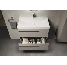 Wastafelmeubel met open lade en badkameraccessoires in een moderne badkamer