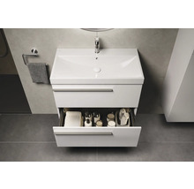 Moderne badkamer met wastafelonderkast, open uittrekelement, handdoek en accessoires