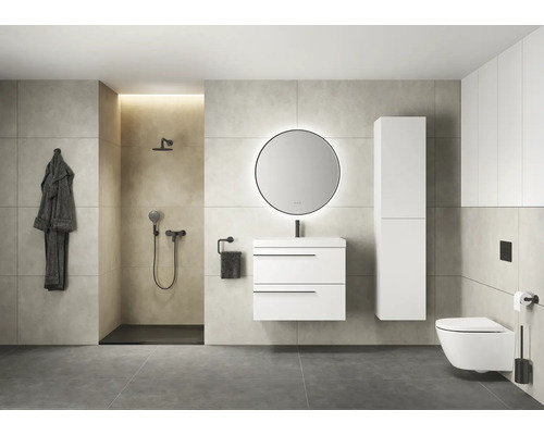 Moderne badkamer met douche, wastafel, spiegel, toilet en opbergkasten.
