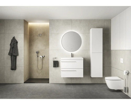 Moderne badkamer met douche, wastafel, spiegel, toilet en kast