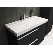 Wastafelonderkast met wastafel, kraan en zeepdispenser