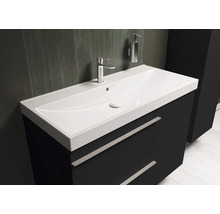 Wastafel met onderkast, kraan en zeepdispenser in de badkamer