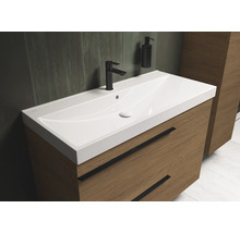 Wastafel met onderkast en armatuur in de badkamer