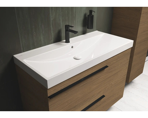 Wastafel met onderkast en armatuur in de badkamer