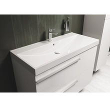 Wastafelcombinatie met onderkast, kraan en zeepdispenser in de badkamer