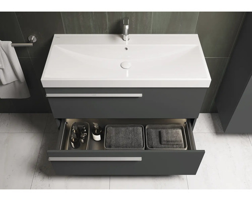 Wastafelonderkast met open lade, wastafel en kraan in de badkamer