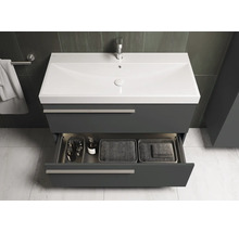 Wastafelonderkast met open lade, met cosmetica en handdoeken in de badkamer.