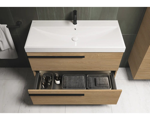 Wastafelonderkast met open lade in de badkamer