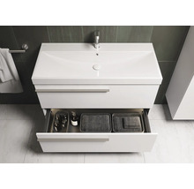 Badkamer met wastafelonderkast, open lade en badkamerartikelen