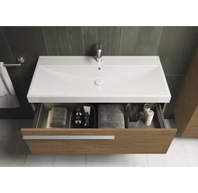 Wastafelmeubel met open lade en diverse badkameraccessoires