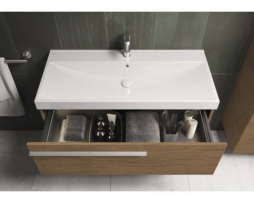 Wastafelmeubel met open lade en diverse badkameraccessoires