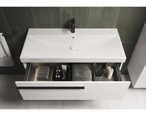 Badkamerwastafel met open lade, wasbak, kraan en badkamerbenodigdheden