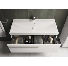 Wastafelmeubel met open lade, met handdoeken en badkamerartikelen, in de badkamer