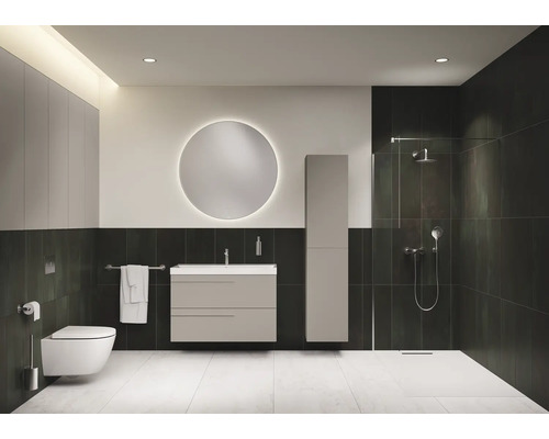 Moderne badkamer met toilet, wastafel, spiegelkast en douche.