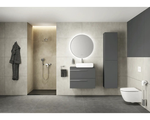 Moderne badkamer met douche, wastafel, spiegel, toilet en grijze badkamerkast