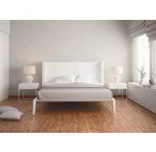 Slaapkamer met tweepersoonsbed, nachtkastjes en lampen in een helder design.