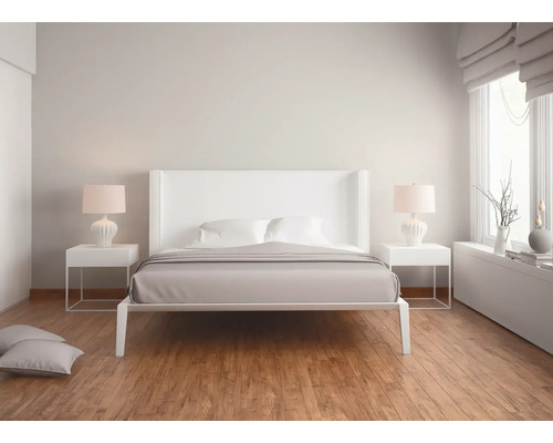 Slaapkamer met tweepersoonsbed, nachtkastjes en lampen in een helder design.