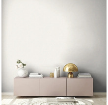 Woonkamer met dressoir, lamp en decoratie