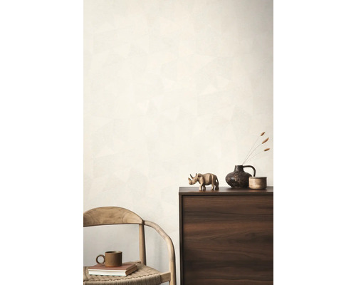 Lichte kamer met dressoir, stoel en decoratieve objecten