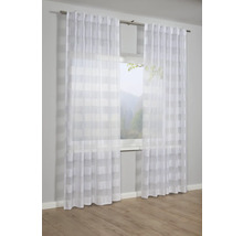 Raam met transparante, witte gordijnen met streepmotief