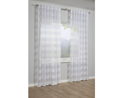 Raam met transparante, witte gordijnen met streepmotief