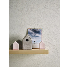 Behang met plantenmotief, houten plank met decoratie