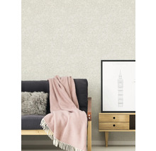 Decoratieve woonkamer met behang met patroon, bank en bijzettafel.