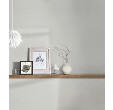 Decoratieve scène met plank, foto's, tafelventilator en bloemenvaas