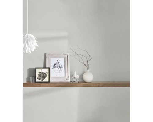 Decoratieve scène met plank, foto's, tafelventilator en bloemenvaas