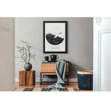 Woonruimte met houten meubels, wanddecoratie en decoratieve elementen voor een gezellige sfeer