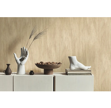 Decoratieve scène met vaas in handvorm, schaal met ballen en voetsierbeeld op een kast