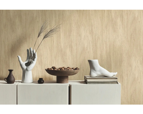 Decoratieve scène met vaas in handvorm, schaal met ballen en voetsierbeeld op een kast