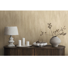 Decoratief stilleven met lamp, kaarsen, schaal met fruit en vaas op een dressoir.