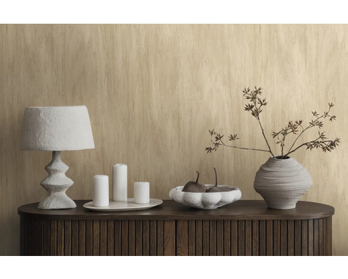 Decoratief stilleven met lamp, kaarsen, schaal met fruit en vaas op een dressoir.