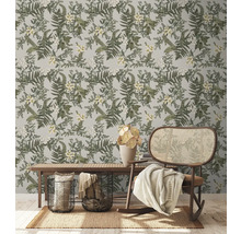 Decoratieve kamer met botanisch behang, bank en rotan schommelstoel.