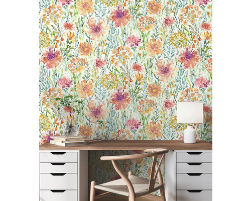 Scène met bloemenbehang, bureau en stoel