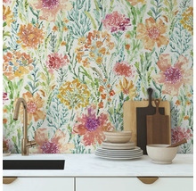 Keukenscène met bloemenbehang, gootsteen, servies en snijplanken.