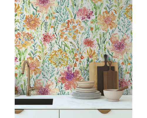 Keukenscène met bloemenbehang, gootsteen, servies en snijplanken.