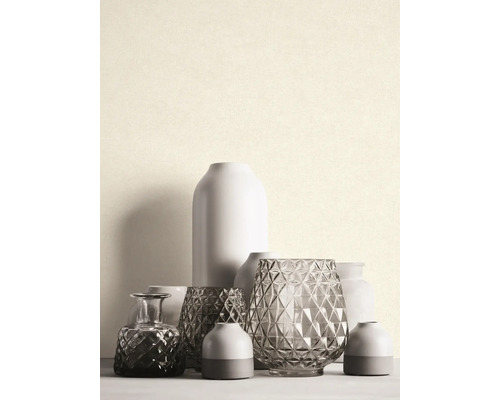 Diverse decoratieve vazen op een tafel